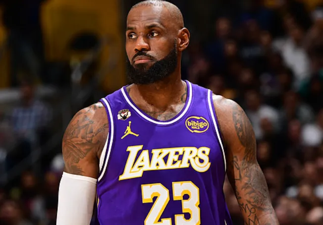 乐竞体育官方网站-詹姆斯目前出战29分钟，投篮10中2得到7分2篮板9助攻7失误